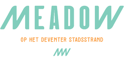Logo van Meadow op het Deventer Stadsstrand